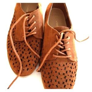 Oxford type shoes
